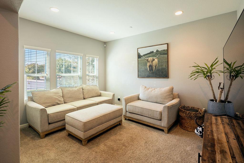 602 South Filbert Avenue Fresno, CA 93727 - Photo 18 of 50 a living room with furniture and a large window