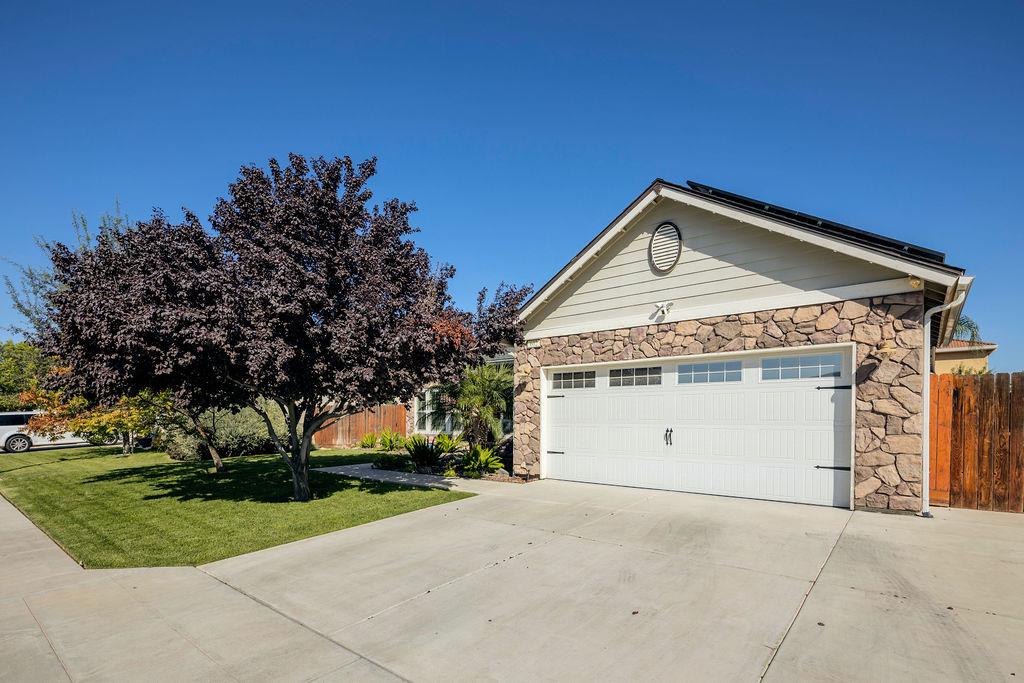 602 South Filbert Avenue Fresno, CA 93727 - Photo 4 of 50 a front view of a house with a yard and garage