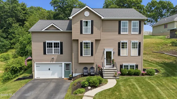 $569,900 | 34 Lindsay Drive, Brunswick, NY 12180