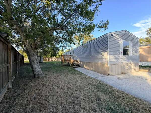 $1,350 | 114 Bluebill Bay North, Baytown, TX 77523