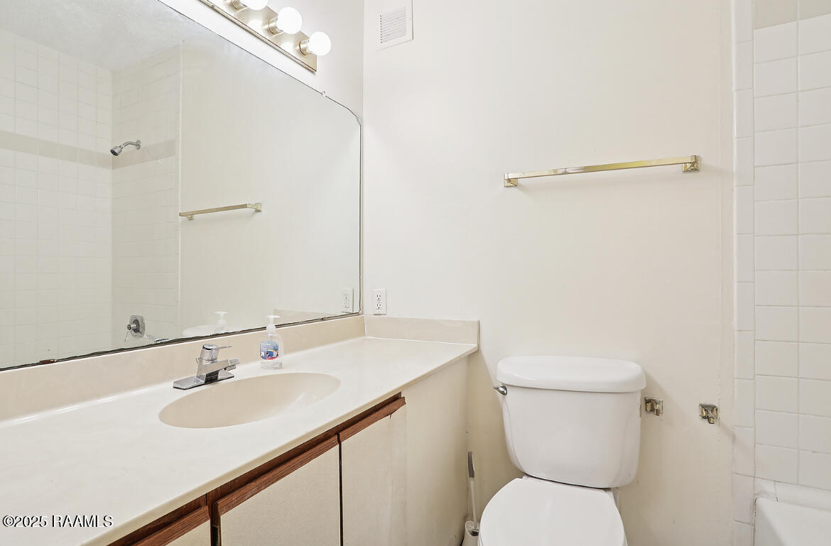 11550 Southfork Avenue, Unit 117 Baton Rouge, LA 70816 - Photo 12 of 14 Guest Bath