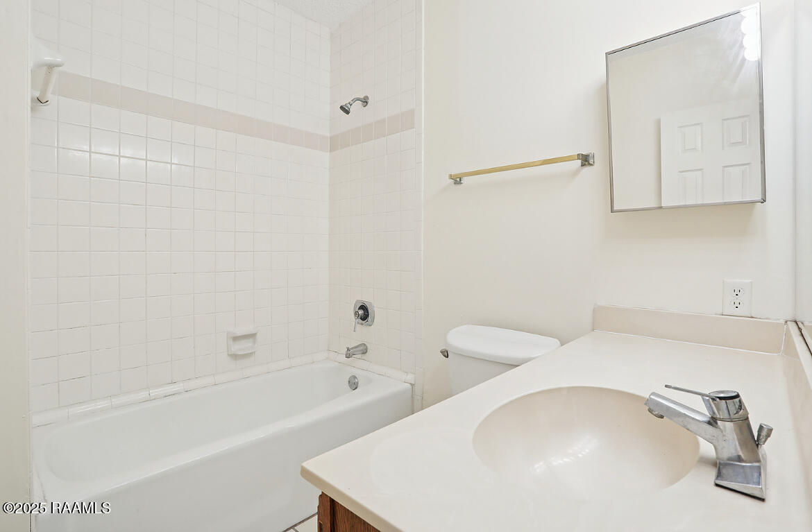 11550 Southfork Avenue, Unit 117 Baton Rouge, LA 70816 - Photo 10 of 14 Master Bath