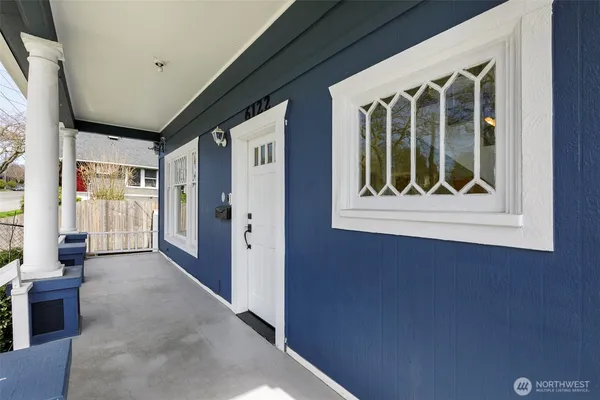 a view of a house with yard and plants