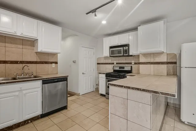 $4,300 | 571 Somerville Avenue, Unit A, Somerville, MA 02143