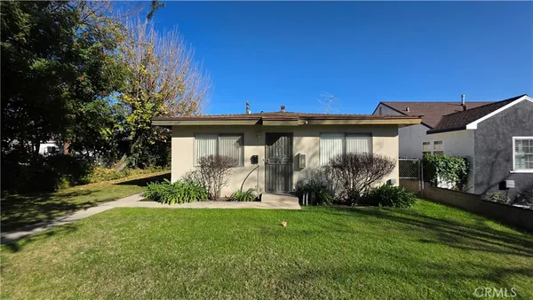 a view of a house with backyard and garden