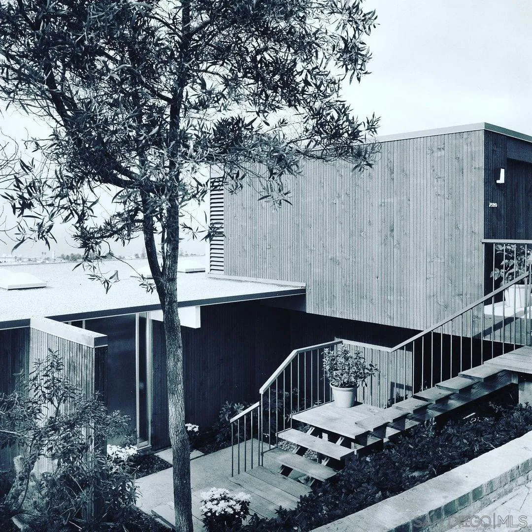 7520 Mar La La Jolla, CA 92037 - Photo 2 of 19 a view of a balcony with wooden floor
