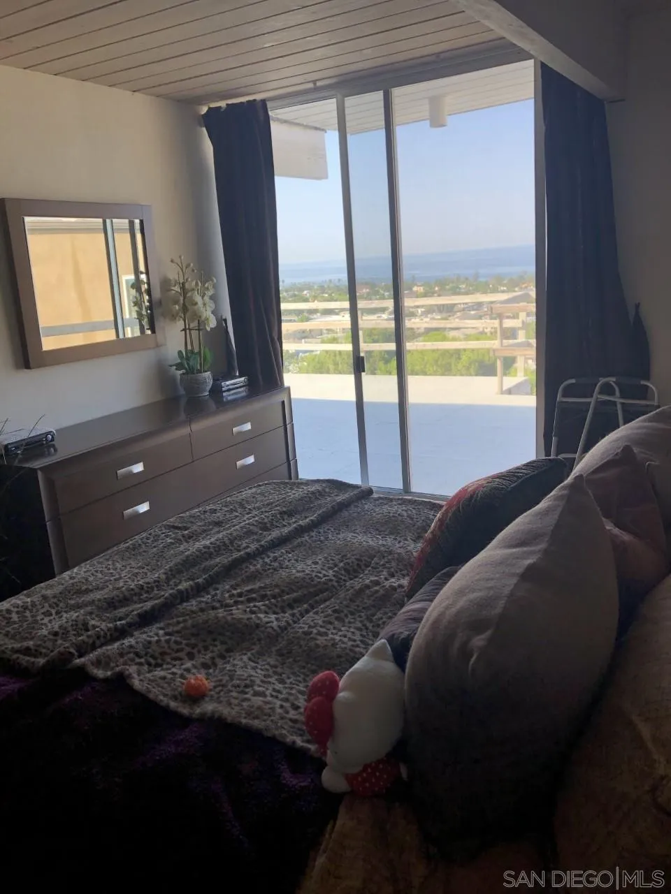 7520 Mar La La Jolla, CA 92037 - Photo 4 of 19 a bedroom with a bed next to a window