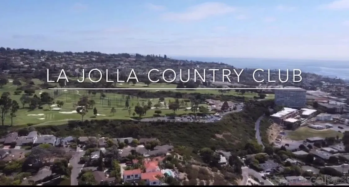 7520 Mar La La Jolla, CA 92037 - Photo 8 of 19 a street sign that is on a brick wall