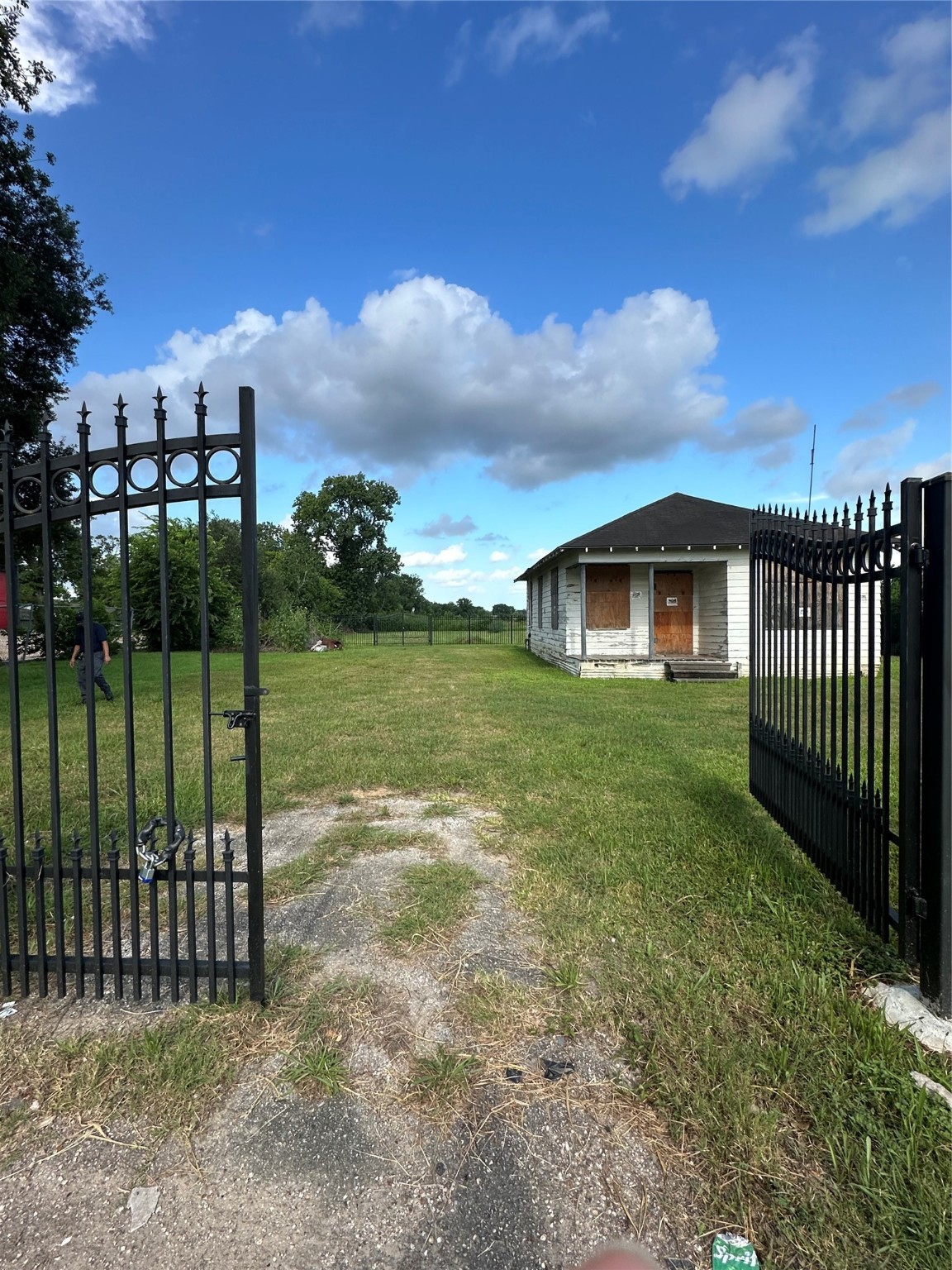 10809 Telephone Road Houston, TX 77075 - Photo 3 of 11 a view of a garden