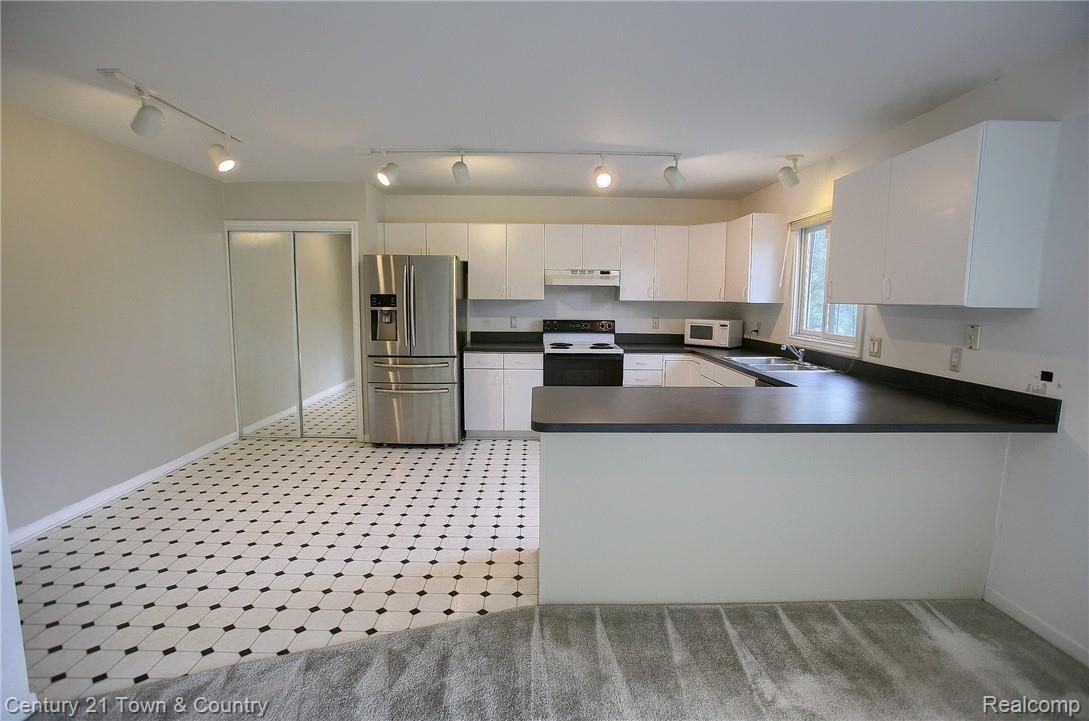 2187 Crystal Drive Rochester, MI 48309 - Photo 11 of 32 Kitchen.jpg