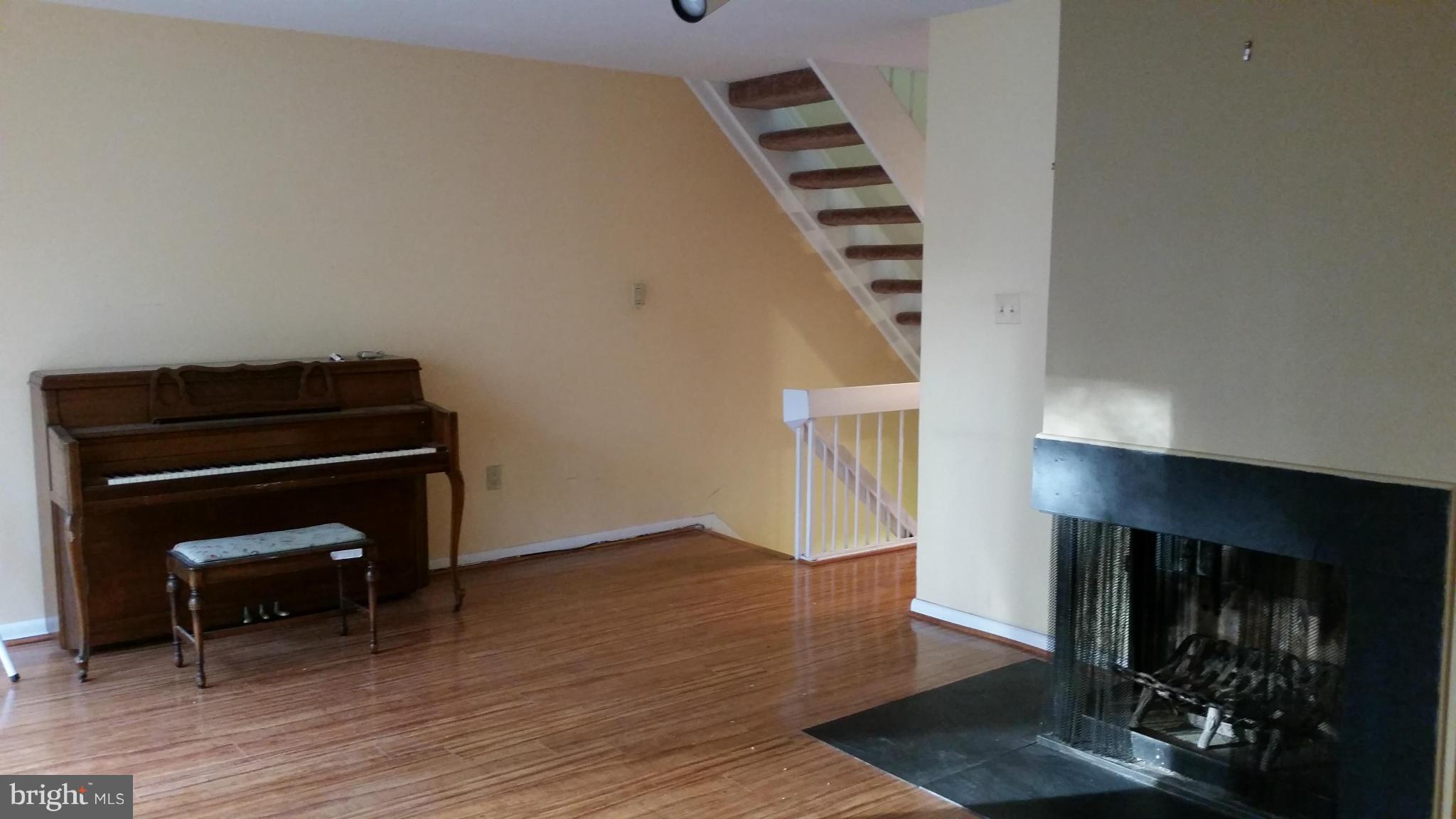 2835 Baneberry Court Baltimore, MD 21209 - Photo 10 of 27 Living Room