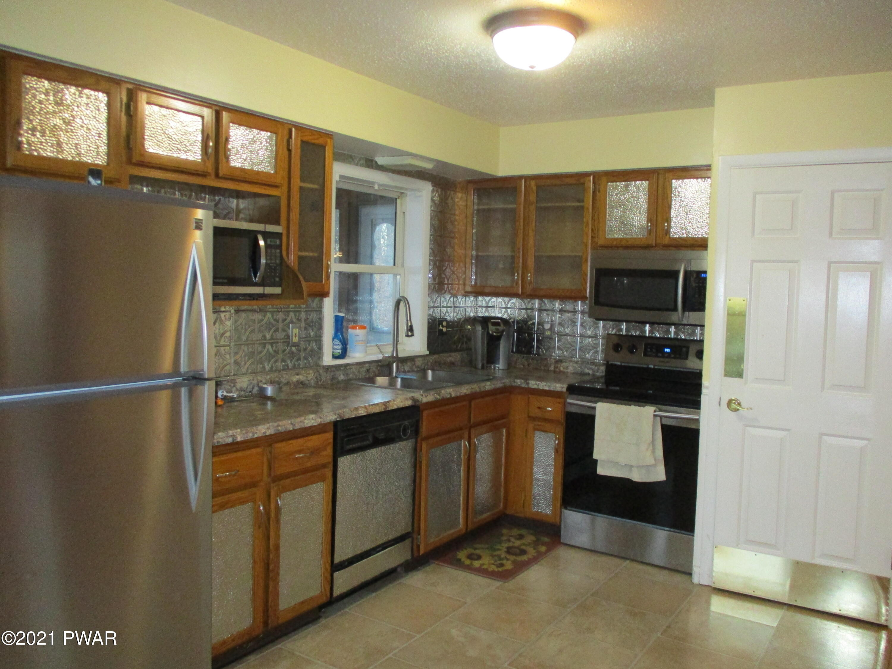 2273 Walnut Trail Bushkill, PA 18324 - Photo 4 of 26 Kitchen