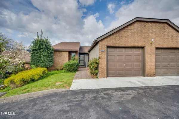 $289,900 | 405 Manor Drive, Unit B, Kingsport, TN 37660