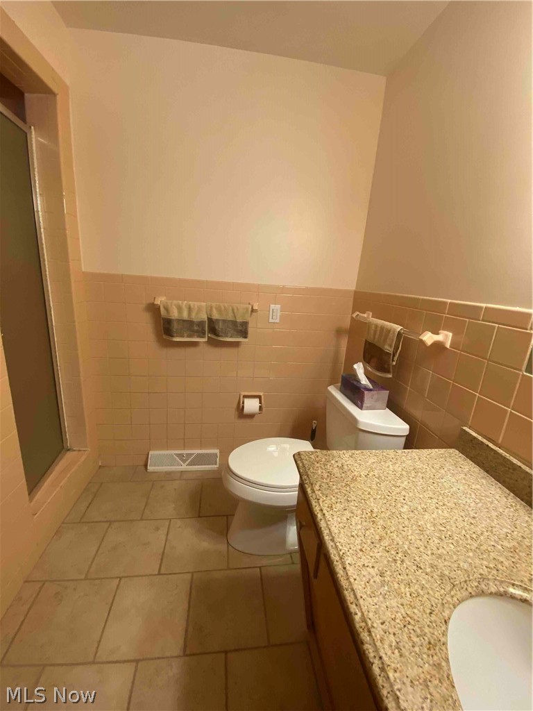 7975 Dalebrook Road Independence, OH 44131 - Photo 14 of 34 Full bathroom off mudroom