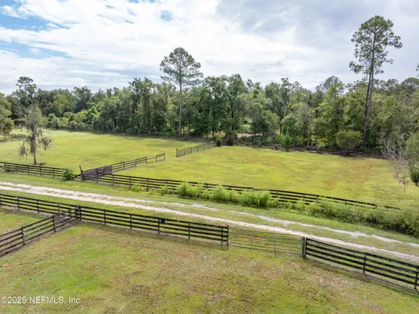 a view of a house with backyard porch and garden
