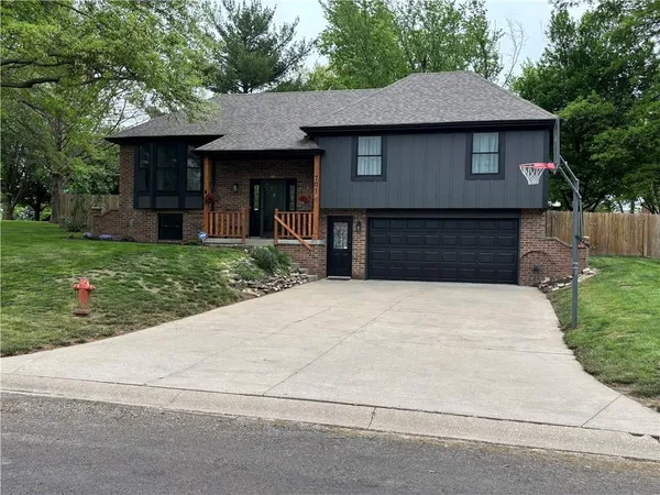 $347,500 | 701 Benjamin Avenue, Gower, MO 64454