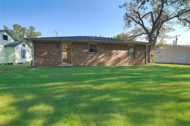 $1,550 | 714 East 12th Street, Bonham, TX 75418