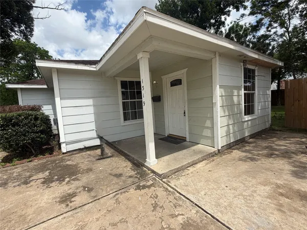 a view of a house with a backyard