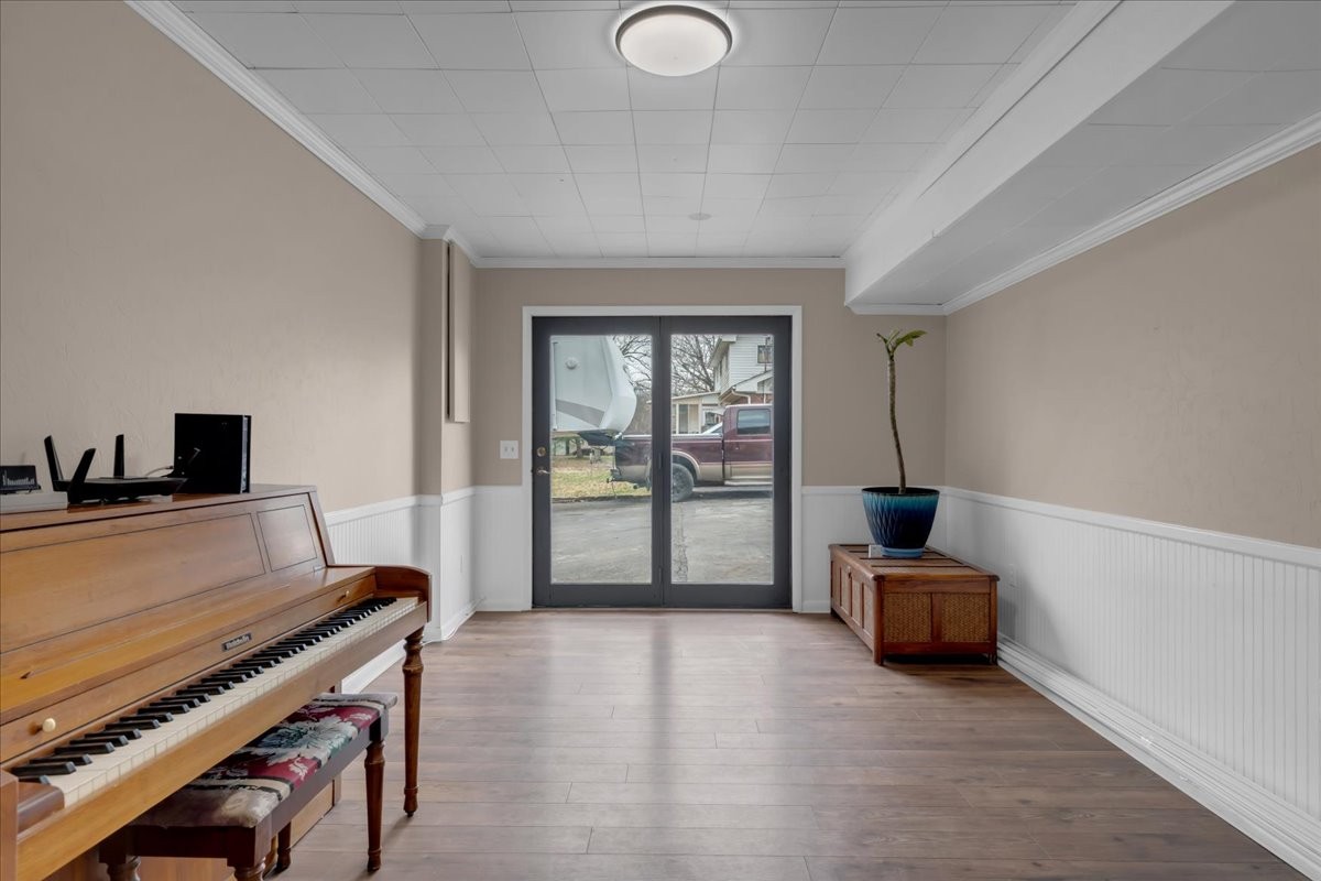 1007 Sycamore Drive Manchester, TN 37355 - Photo 42 of 100 a living room with furniture a flat screen tv and a window