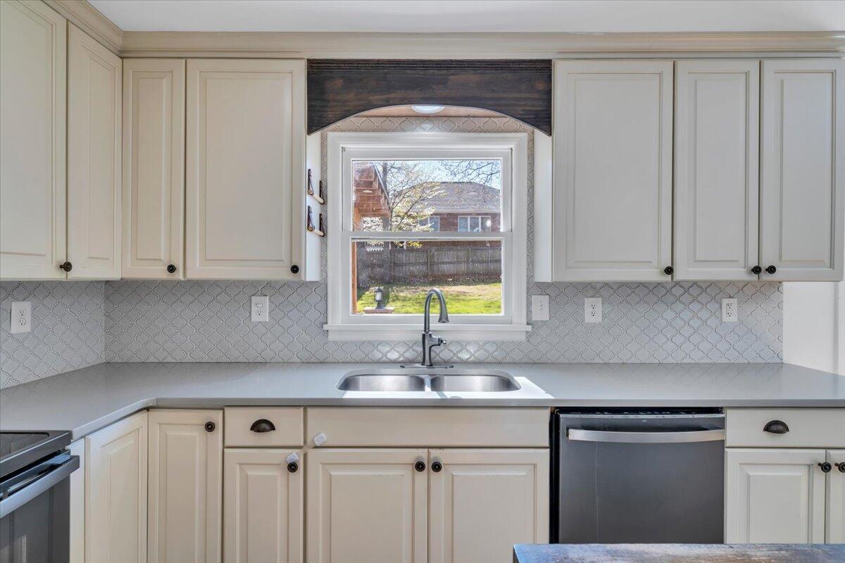 229 Queen Regent Court Blue Ridge, VA 24064 - Photo 16 of 67 16-MIB00789