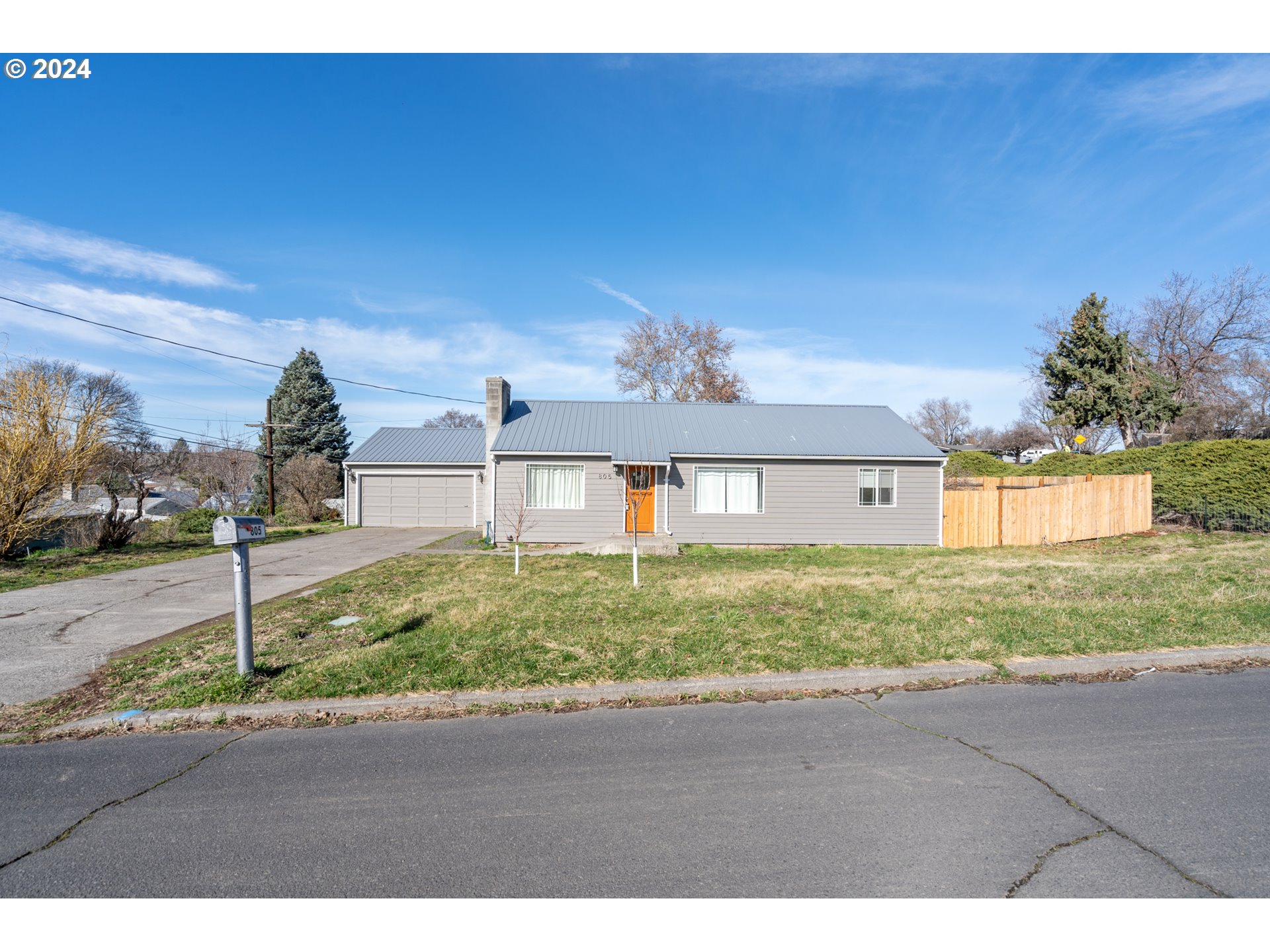 805 Southwest 28th Street Pendleton, OR 97801 - Photo 1 of 25 a view of a house with a yard