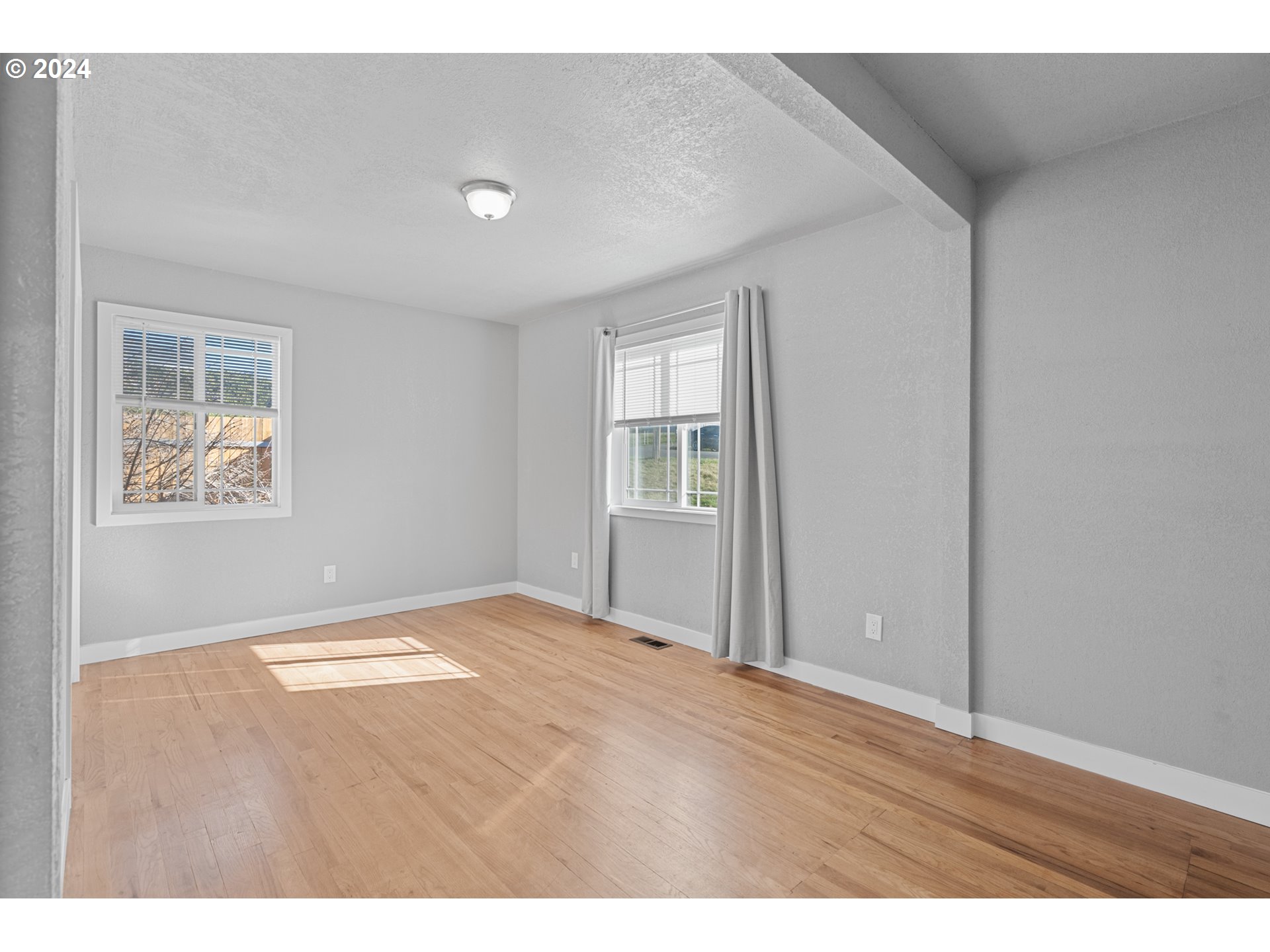 805 Southwest 28th Street Pendleton, OR 97801 - Photo 19 of 25 a view of an empty room with a window
