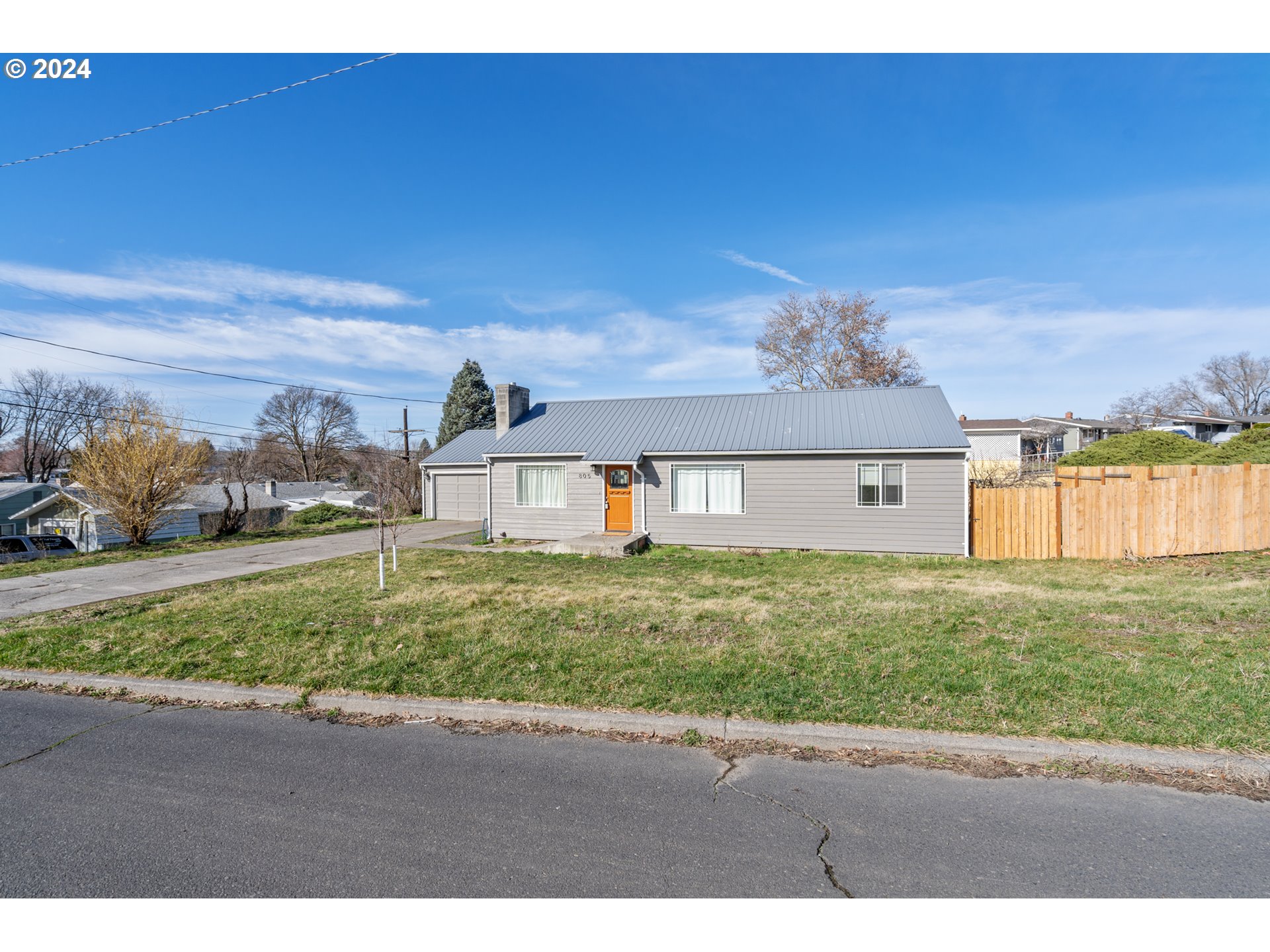 805 Southwest 28th Street Pendleton, OR 97801 - Photo 2 of 25 a front view of a house with a yard