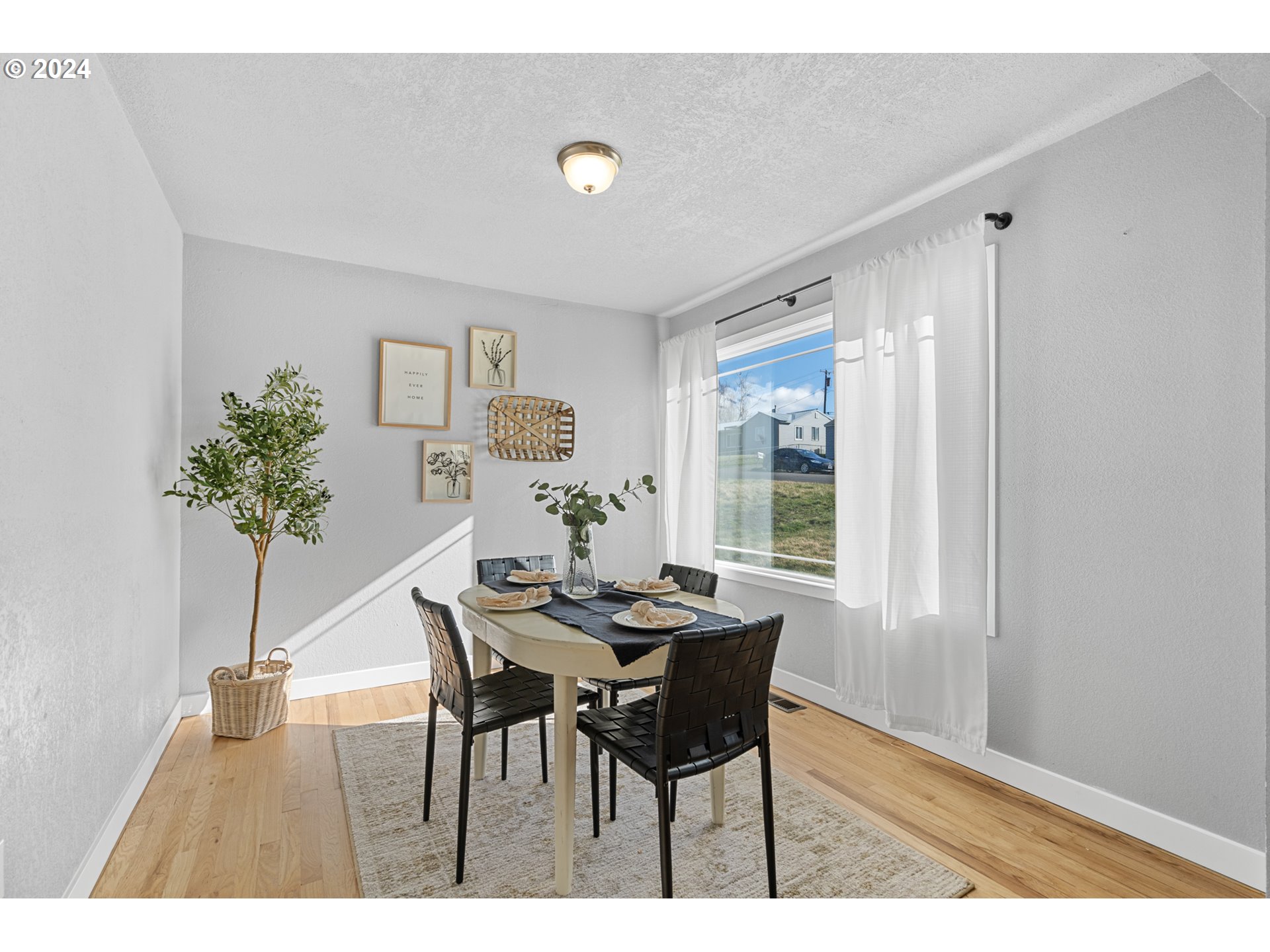 805 Southwest 28th Street Pendleton, OR 97801 - Photo 7 of 25 a view of a dining room with furniture and a potted plant
