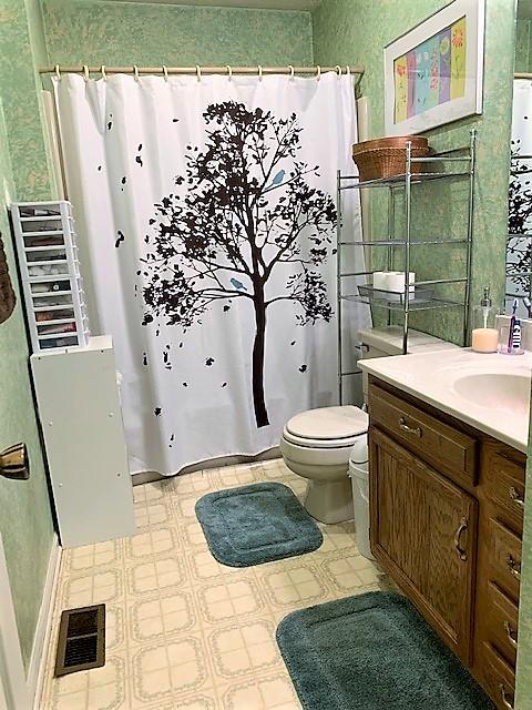 126 Pheasant Road, Unit 3 Clinton, TN 37716 - Photo 18 of 29 Second Bathroom
