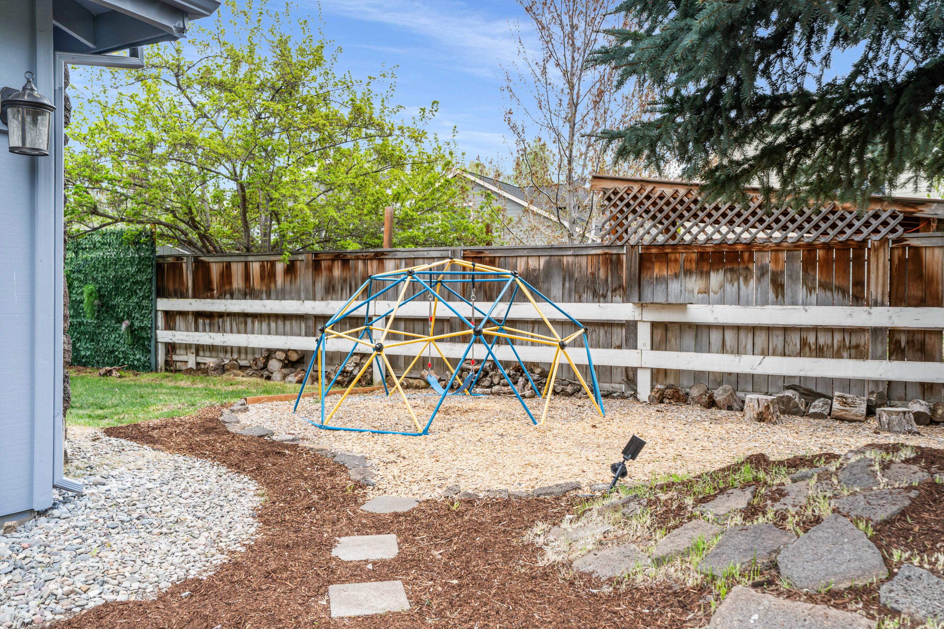 61930 Pettigrew Road Bend, OR 97702 - Photo 42 of 48 24-Exterior