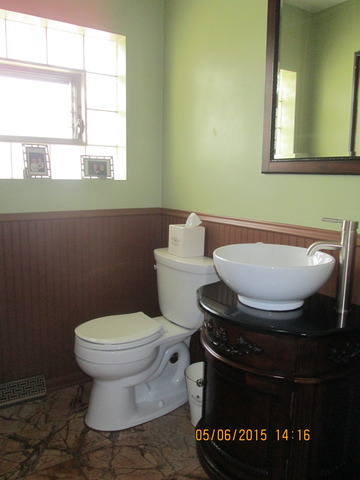 3655 Poplar Road Flossmoor, IL 60422 - Photo 8 of 23 a bathroom with a toilet and a sink
