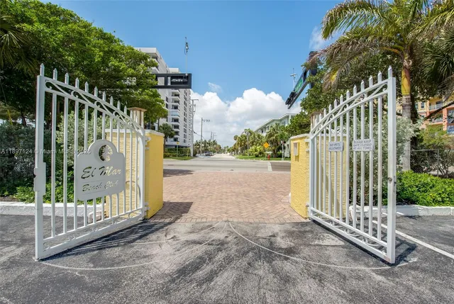 a view of backyard of the house