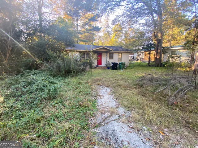 a view of a house with a yard