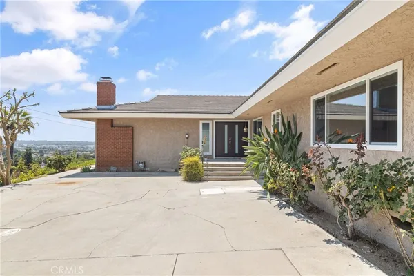 a view of a house with backyard and garden