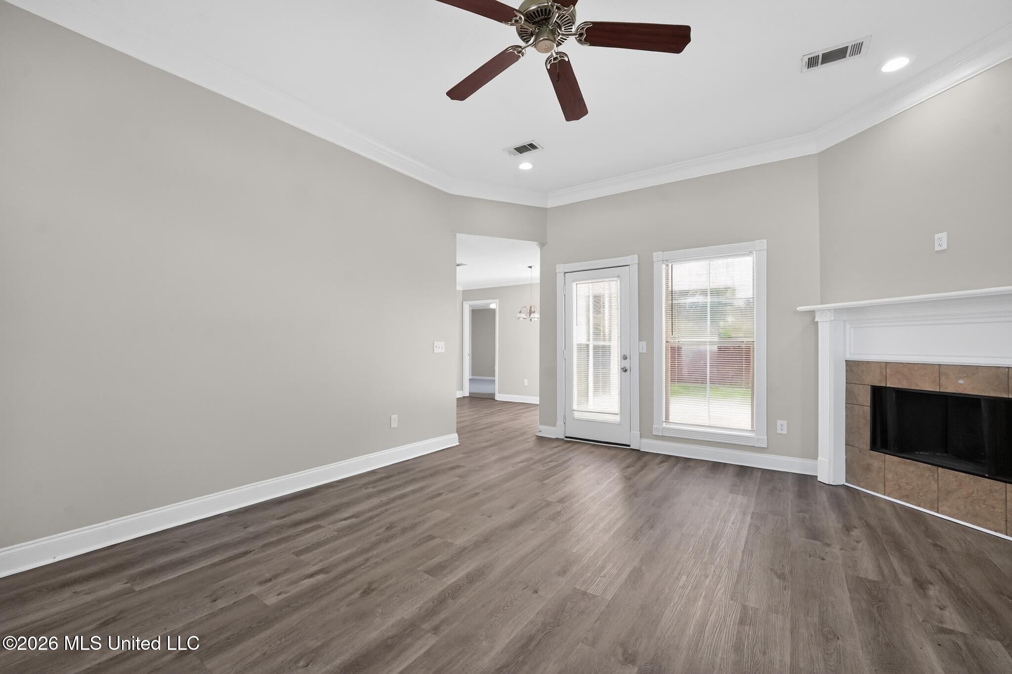 638 Oak Ridge Way Pearl, MS 39208 - Photo 9 of 20 08_638_Oak_Ridge_Wy-Living_room-8137