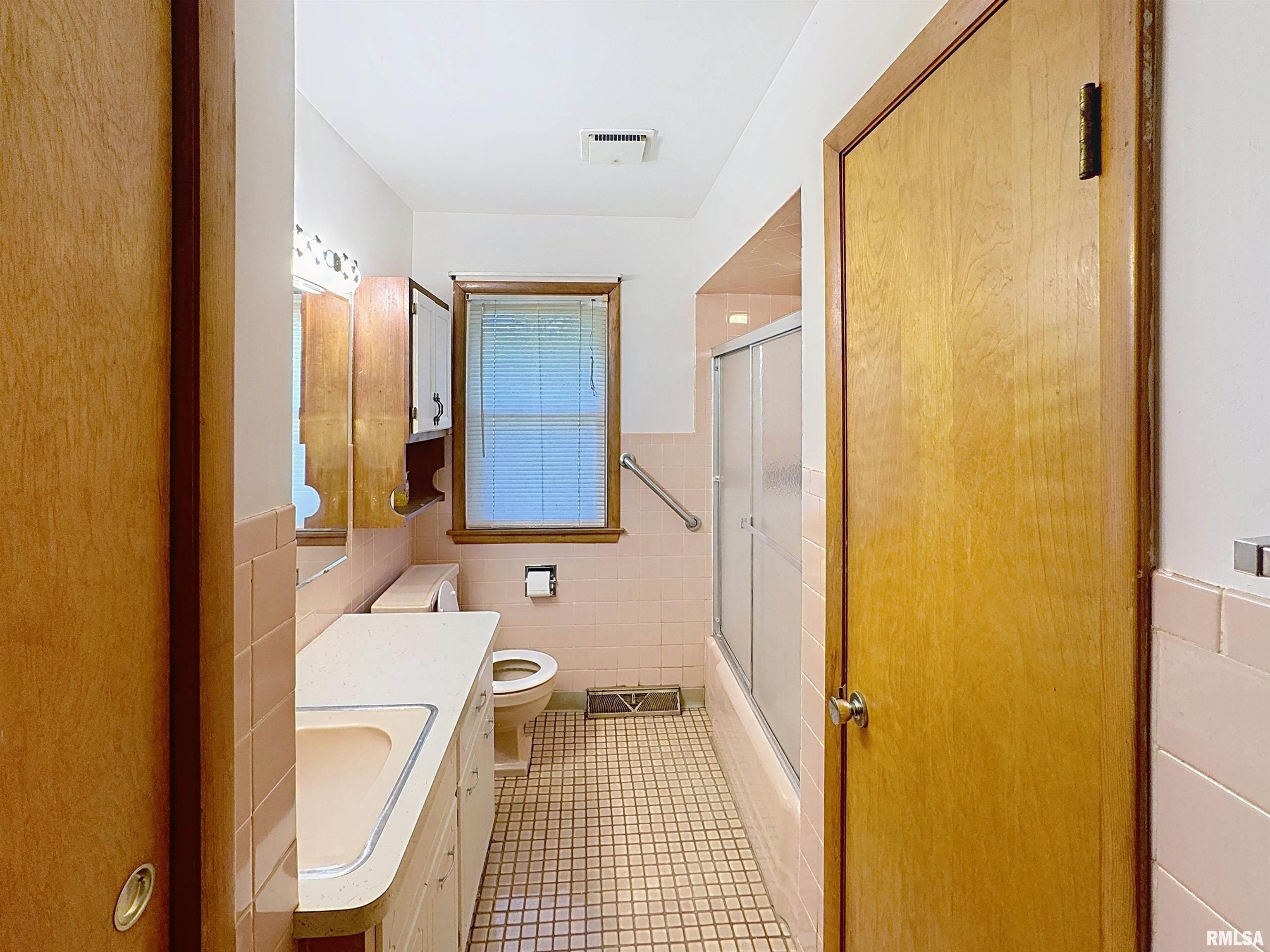 3365 Moencks Road Bettendorf, IA 52722 - Photo 15 of 25 Gallery Image 15