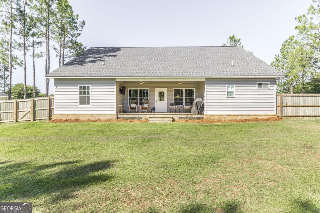 609 Live Oak Way Dublin, GA 31021 - Photo 33 of 37 a front view of house with yard and green space
