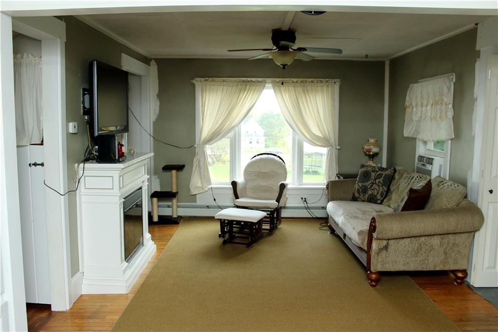 48 Northern Point Road Bristol, ME 04564 - Photo 9 of 19 Living room