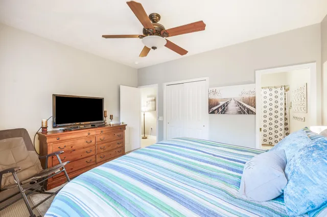 a view of a livingroom and a livingroom with furniture