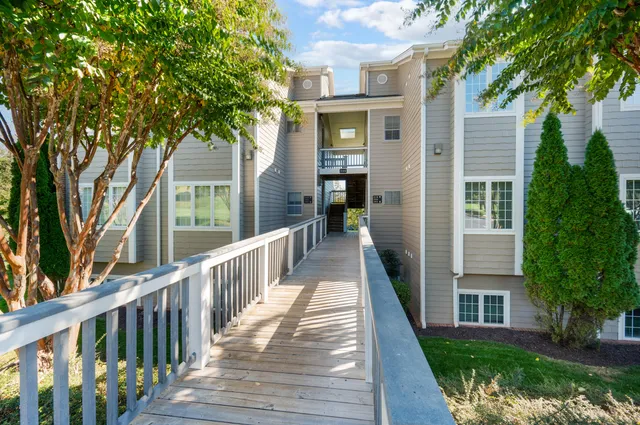 $539,900 | 305 South Pointe Shore Drive, Unit 202, Moneta, VA 24121