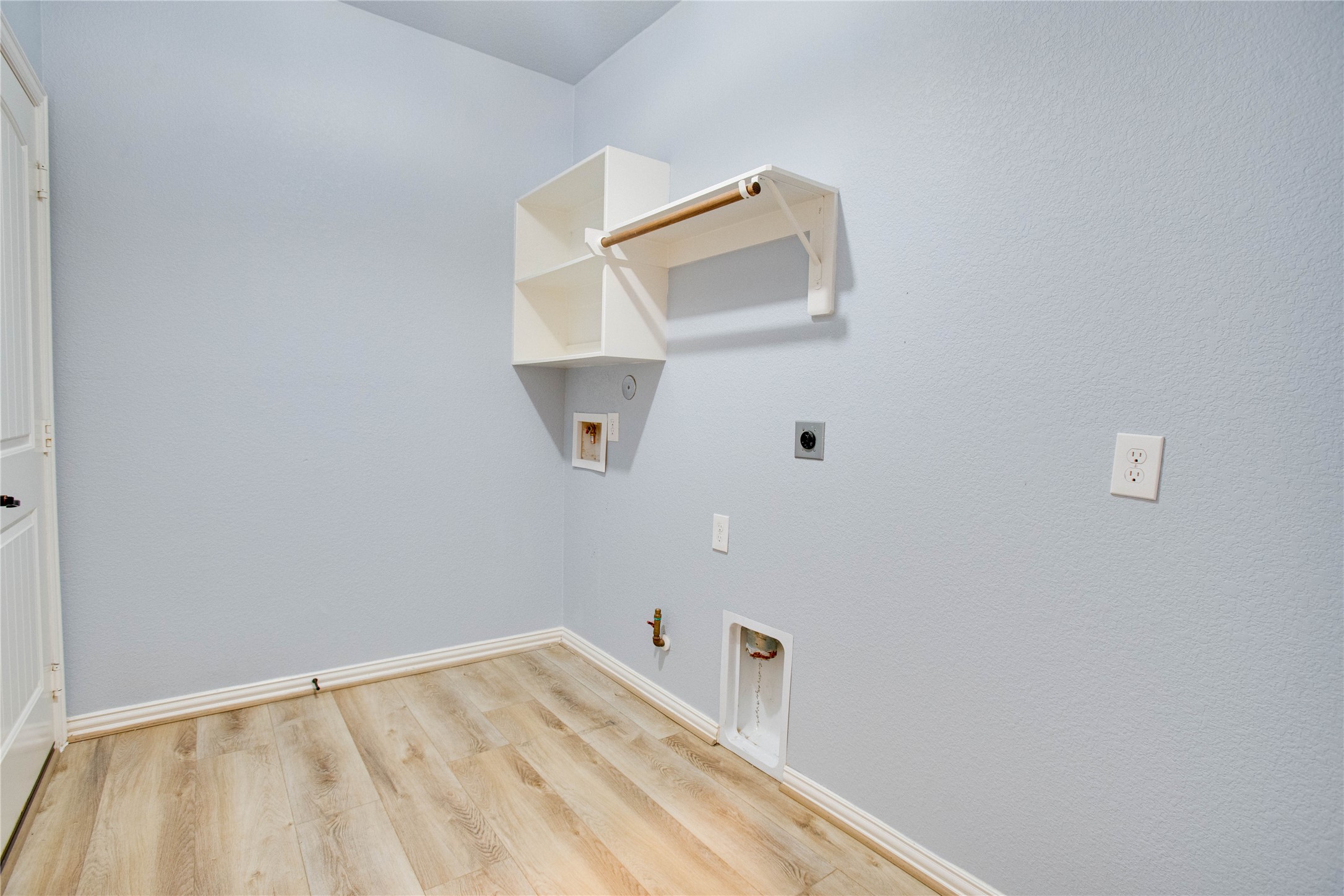 6210 Pinewood Heights Drive Spring, TX 77389 - Photo 12 of 24 an empty room with a white wall and sink