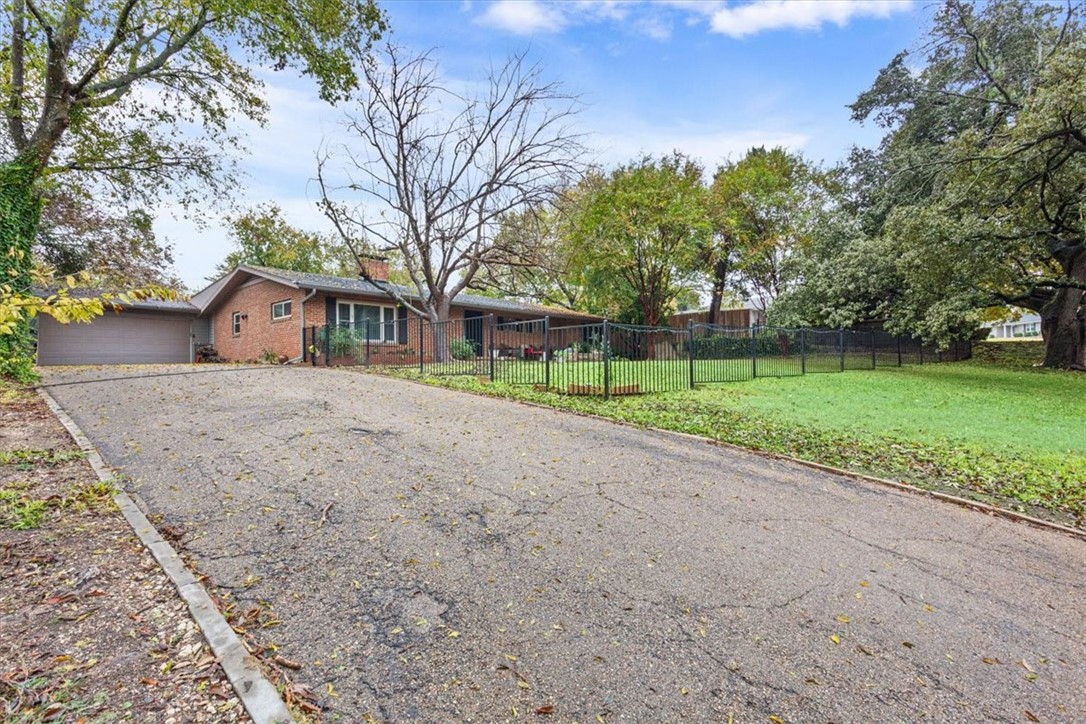 1301 Rambler Drive Waco, TX 76710 - Photo 2 of 31