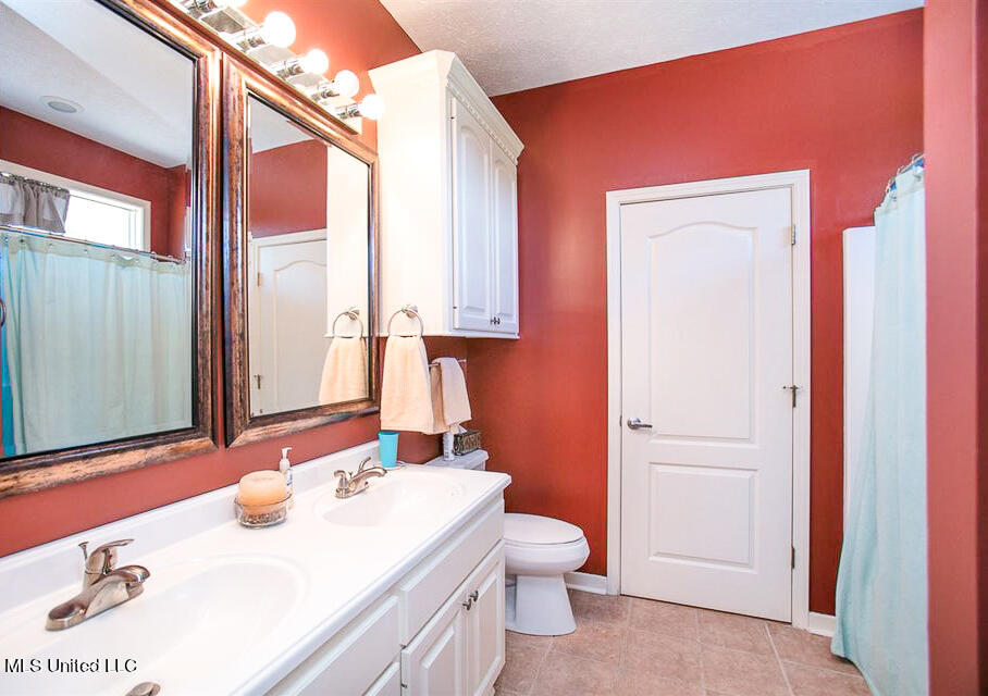 708 Ratliff Ferry Road Canton, MS 39046 - Photo 19 of 55 art studio 2nd floor bathroom
