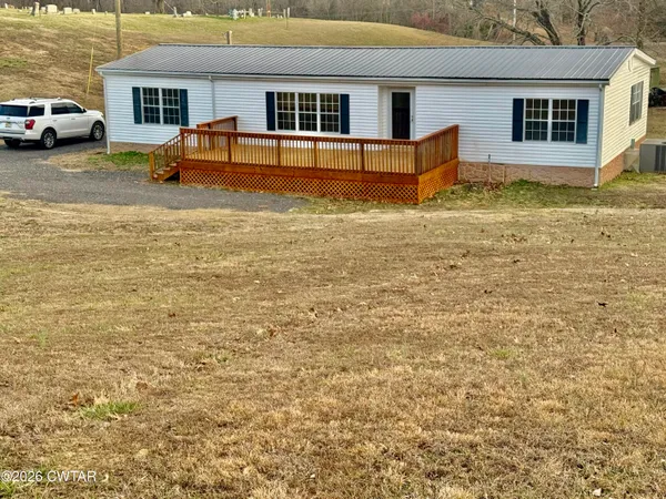 a view of a house with backyard