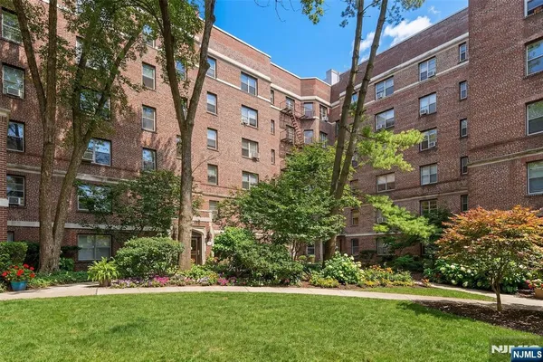 $397,000 | 100 East Palisade Avenue, Unit B51, Englewood, NJ 07631