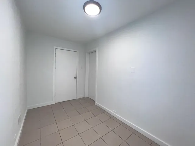 $1,000 | 8919 South Muskegon Avenue, Unit 1R, Chicago, IL 60617