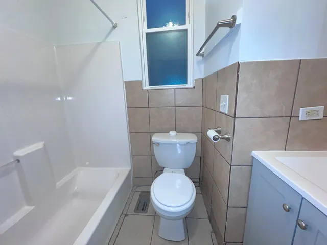 $1,000 | 8919 South Muskegon Avenue, Unit 1R, Chicago, IL 60617