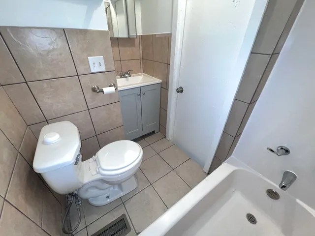 $1,000 | 8919 South Muskegon Avenue, Unit 1R, Chicago, IL 60617