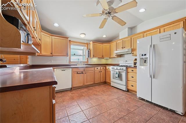 16830 Finch Road Colorado Springs, CO 80928 - Photo 11 of 49 Kitchen in the main house