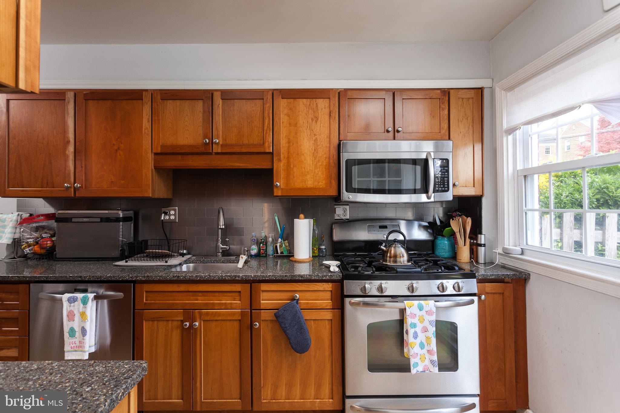 141 Stanmore Road Baltimore, MD 21212 - Photo 7 of 22 Oak cabinets and quartz countertops